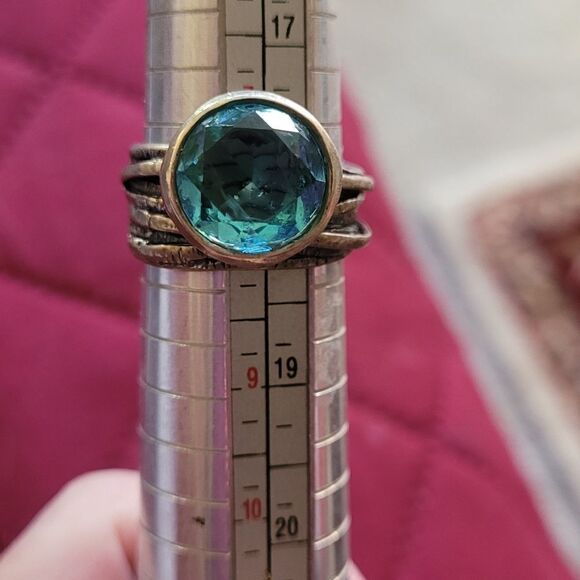 BLUE TOPAZ ROUND GEM SET IN STERLING SILVER - Picture 1 of 3